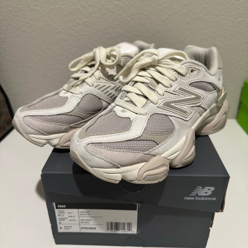 New Balance White and Gray leather Suede Sneakers Moonbeam